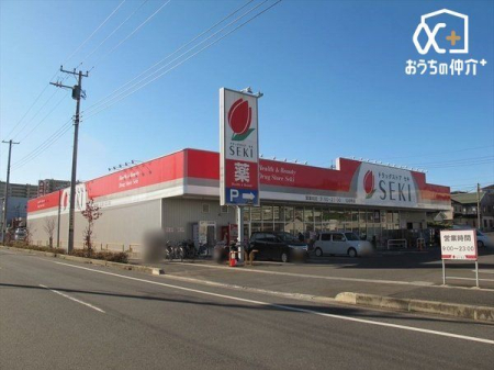 周辺環境 徒歩10分。【ドラッグストアセキ　狭山市店】営業時間：9時00分～23時00分　狭山市駅からも近い便利な立地　駐車場：あり 740m