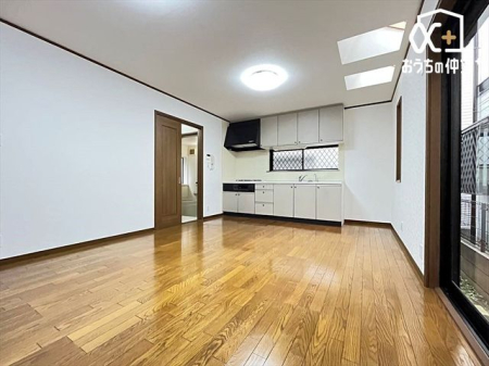リビング 温かみのあるナチュラルテイストのLDK。のんびりくつろぐソファや、お食事を楽しむダイニングセットを置いても圧迫感はありません。