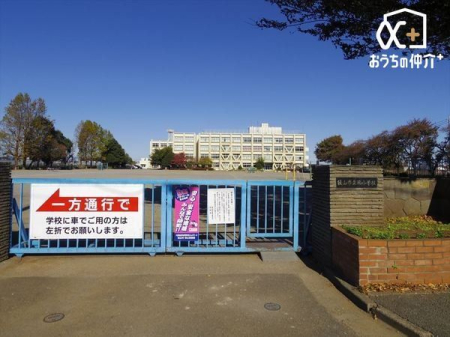 周辺環境 徒歩6分。【南小学校】車椅子対応の入り口 460m