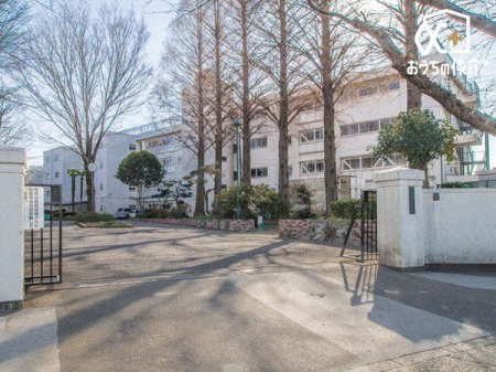 周辺環境 前沢幼稚園 東久留米こども園 徒歩6分。幼稚園と保育園の機能を併せ持ち、就労などのご家庭の状況に合わせて、5～11時間の保育を行っています 470m