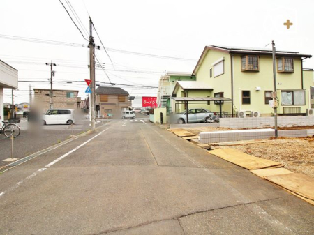 現地外観写真 車通りの少ない前面道路