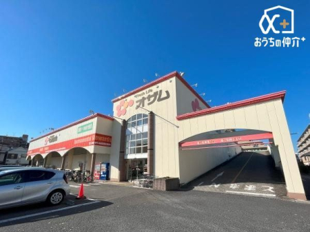 周辺環境 スーパーオザム新堀店 徒歩4分。営業時間：午前9時～午後10時 駐車場：有 320m