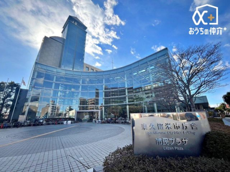 周辺環境 東久留米市役所 徒歩23分。市役所本庁舎も見どころの一つです！意外と、テレビなどの撮影シーンにも使われているんです。夜のスポットライトに浮かぶ外観もとっても印象的です。お越しの際は、建物の三角屋根を…