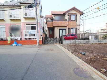現地土地写真 前面道路は車通りの少ない幅員約5.0ｍ！車の出し入れもゆっくりすることが出来ます！