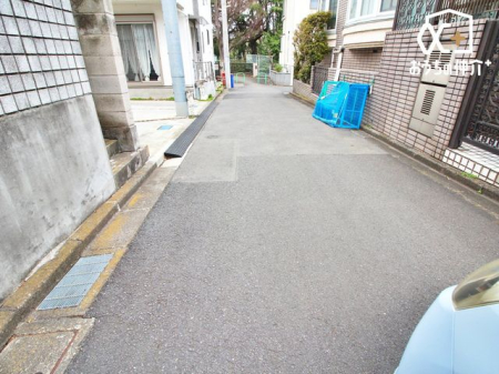 現地外観写真 車通りの少ない落ち着いた住環境です。小さなお子さまをお持ちのご家族も安心です。