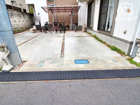  広々としたカースペース。前面道路も広く、お車の出し入れもスムーズ行えます。