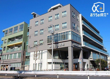 周辺環境 島村記念病院 徒歩4分。診療受付時間・平日午前8時半-11時半　午後1時から5時。土曜日午前8時半から11時半　初診は30分前にお越しください。 290m