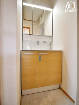 洗面台・洗面所 広々とした洗面スペースで朝の支度もスムーズです！