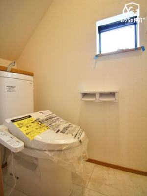 トイレ シンプルな内装のスッキリとした1階トイレです。