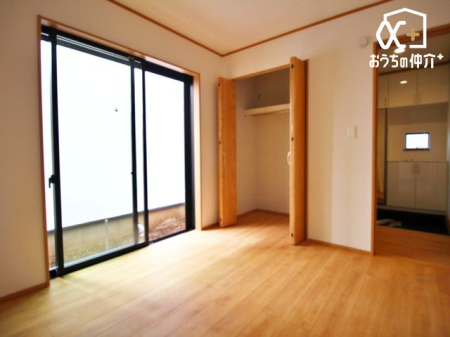 子供部屋 クローゼットが付いているため、お子様の勉強道具・衣類等も便利に収納可能です。