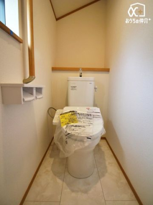 トイレ １階温水便座付きトイレの様子。小窓を空ける事で換気もしやすく、明るいトイレです！