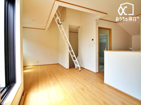 リビング ～Living～温かみのあるナチュラルテイストのLDK。のんびりくつろぐソファや、お食事を楽しむダイニングセットを置いても圧迫感はありません。