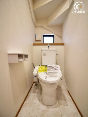 トイレ 小窓のある温水洗浄便座付トイレです。