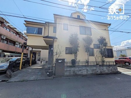 現地外観写真 戸建て住宅ならではの静かでプライベートな空間は、心地よい暮らしを求める方に最適。ペットとのびのび暮らせるのも魅力です。