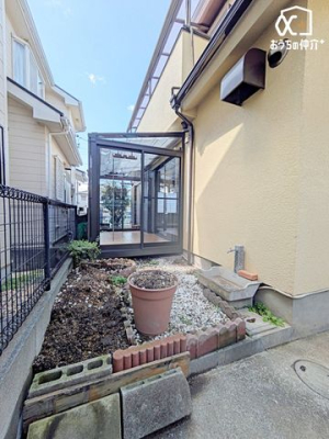 その他 無理なく管理できる広さのお庭。植物やインテリアで自分だけのプライベート空間を作ってみてはいかがでしょうか。