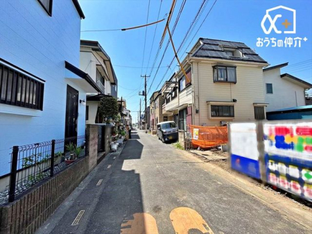 現地外観写真 車通りの少ない落ち着いた環境。お車の出し入れも落ち着いてできる、ゆったりとした環境です。現地にて是非環境をお確かめください。