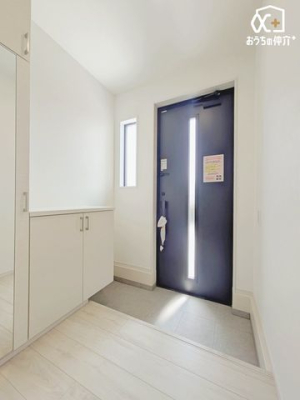 その他 南向きのお部屋は、季節問わず日照時間が長いため、明るく湿気がこもりにくいのが特徴。冬場の日差しは部屋の奥まで陽の光が届くため暖かく過ごしやすく、暖房費の節約もでき、洗濯物も干すことができます。