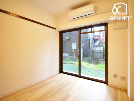 その他内観 お庭に面した明るい洋室。