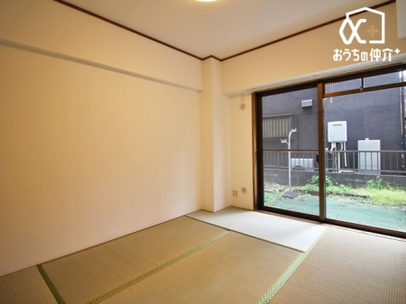 寝室 寝室におすすめな6帖和室！お庭に面した明るいお部屋で開放感もあります。
