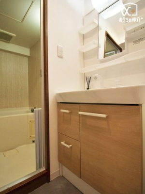 洗面台・洗面所 広々とした洗面スペースで朝の支度もスムーズです！