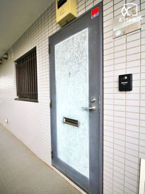 玄関 外から見た玄関回りの様子です。