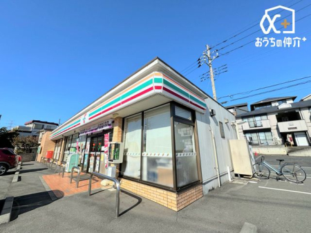 周辺環境 セブンイレブン西所沢山口店 徒歩4分。24時間営業なので、急なお買い物にも便利です。飲食物や軽い日用品を販売しております。駐車場；有 270m