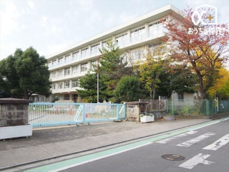 周辺環境 所沢市立泉小学校 徒歩11分。敷地も広く、お子様が伸び伸びと過ごす事が出来ます！ 830m