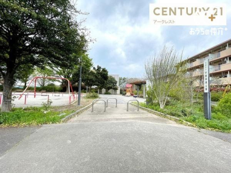 周辺環境 中里柳瀬公園 徒歩15分。住宅街の中にある清潔な公園。園内は雑草などがなく、花壇には花が植えられ、きれいに整備されています。 1180m