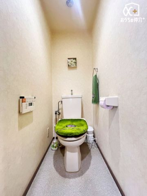 トイレ シンプルな内装のスッキリとしたトイレです。お手入れやお掃除が、簡単にできるシンプルなデザインのトイレです。