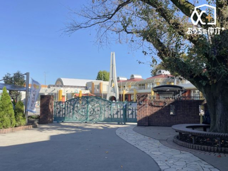 周辺環境 麻の実幼稚園 徒歩4分。【保育時間】9:00-14:00（延長19:00まで） 【定員】240人 【受入年齢】満3歳児から就学未満児 320m
