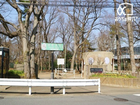周辺環境 清瀬市立竹丘公園 徒歩6分。多くの樹木があり、春はお花見、夏は木陰で涼しく、秋から冬は落ち葉遊びが楽しめます。 440m