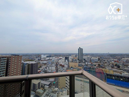 その他 高層階からの眺望は、四季折々の景色や夜景を楽しめる贅沢な魅力。窓から広がる開放的な景色は日々の癒しになり、リラックスした時間を過ごせます。