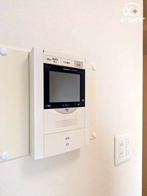 その他 《TVモニター付きインターホン》モニターを通して誰が来たのかを確認できるのがメリット。セールスなどは画像だけでの対応が可能なので、トラブルの抑止や防犯面なども安心です。