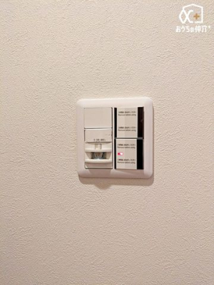 その他 《人感センサーライト》両手がふさがっている時も自動で点灯するので、スイッチを探す手間が省けます。また、人がいない時には消灯するため、無駄な電力を使わず節約できます。