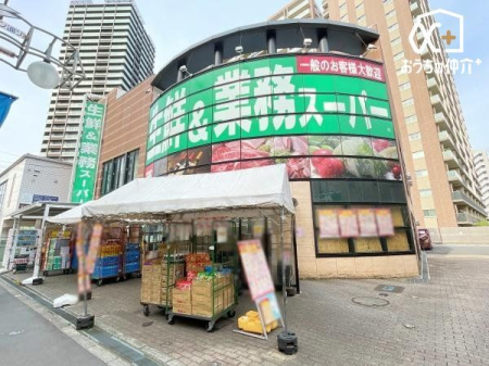 周辺環境 業務スーパー所沢ファルマン通り店 徒歩1分。品揃え豊富なスーパーマーケットでございます。近隣の方々でいつも賑わっております。2階に生鮮食品売り場がございます。 80m