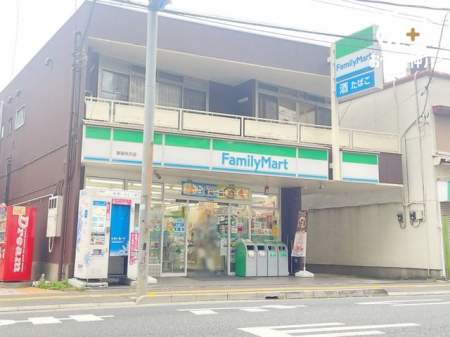 周辺環境 ファミリーマート妻屋所沢店 徒歩3分。24時間営業なので、急なお買い物にも便利です。飲食物や軽い日用品を販売しております。駐車場；有（隣に有料駐車場有） 200m