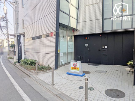 周辺環境 医療法人　久我クリニック 徒歩3分。【診療科】内科、耳鼻咽喉科【診療時間】平日9:00～12:00/15:00～17:30、土曜9:00～11:00【休診日】水・日・祝 240m