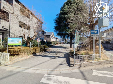 周辺環境 寿町公園 徒歩5分。閑静な住宅街の中にある公園。砂場、滑り台、ブランコ、ベンチなどがあります。 390m