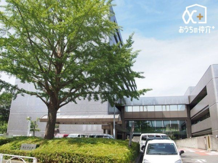 周辺環境 所沢市役所所沢駅サービスコーナー 徒歩6分。午前8時30分から午後7時（一部の業務は午後5時15分まで）土・日・祝・年末年始（12月29日から翌年1月3日）は閉館。 480m