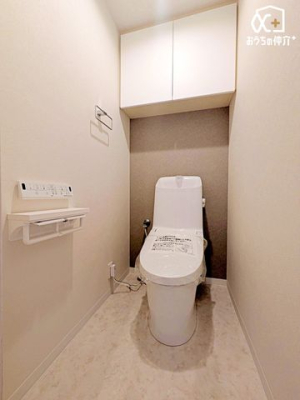 トイレ 吊戸棚は空間を有効活用できます。トイレットペーパーや掃除用具を収納でき、見た目もすっきり。