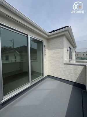 バルコニー 南向きの日当たりの良いバルコニー