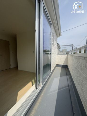 バルコニー 南向きの日当たりの良いバルコニー