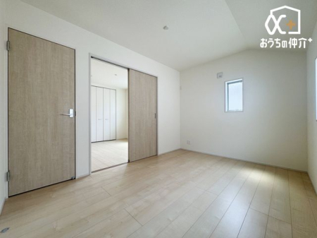 その他内観 引き戸を開放すれば広く使える6帖洋室