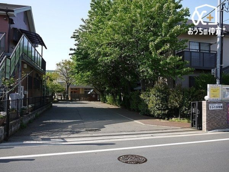 周辺環境 すみれ保育園 徒歩9分。開園時間:午前7時から午後7時まで。子育て支援と乳幼児の健やかな育ちを促すための保育（養護と教育）を積極的に進めている。 700m