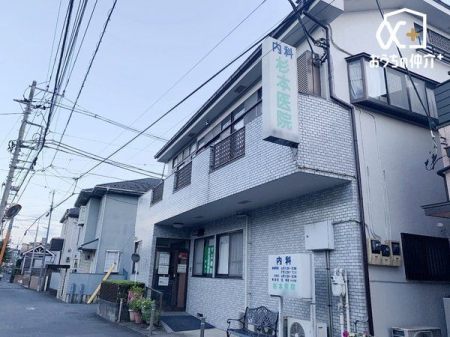 周辺環境 杉本医院 徒歩2分。内科、リウマチ科、アレルギー科に力を入れております。 130m