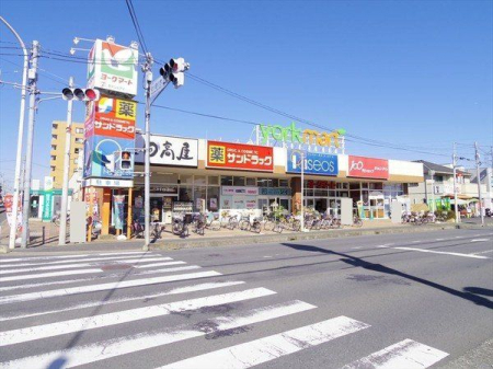 周辺環境 徒歩8分。【ヨークマート　入間店】営業時間9時00分～21時30分。車椅子対応の駐車場、車椅子対応の入り口。 620m