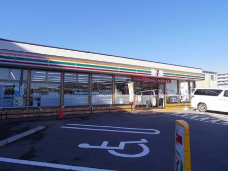 周辺環境 徒歩4分。【セブンイレブン入間上藤沢北店】営業時間 24時間営業　車椅子対応の駐車場・入り口あり 270m