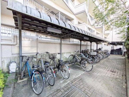 その他 駐輪場は屋根付きで雨の日でも濡れることなく安心です。また、夏は暑い陽射しからも劣化を守ってくれます。