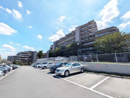 現地外観写真 眺望、陽当たり良好なエントランス直結階のお住まい！