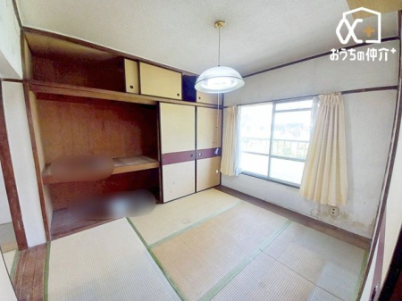 寝室 寝室にオススメな4.5帖和室の様子です。大きな押し入れも付いており、寝具・衣類等も豊富に収納可能な寝室です。